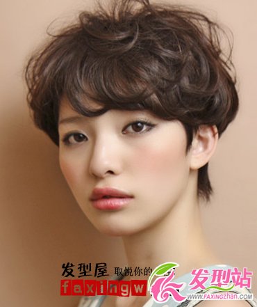 炎熱當(dāng)?shù)?清涼露耳短發(fā)發(fā)型是王道