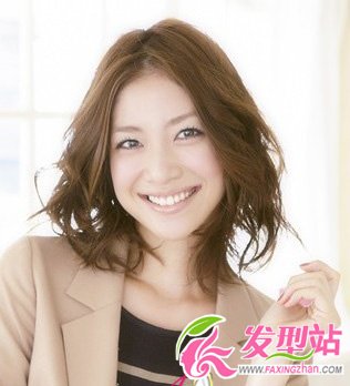 夏日挑選中分短卷發(fā) 彰顯輕熟女氣質(zhì)
