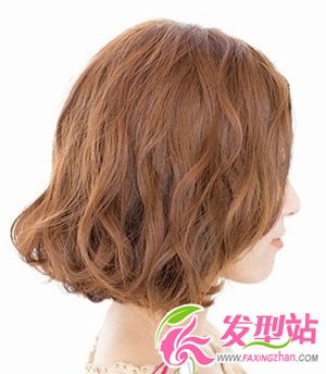 夏日挑選中分短卷發(fā) 彰顯輕熟女氣質(zhì)