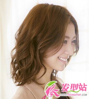 夏日挑選中分短卷發(fā) 彰顯輕熟女氣質(zhì)