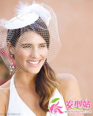百變發(fā)飾打造時尚新娘發(fā)型