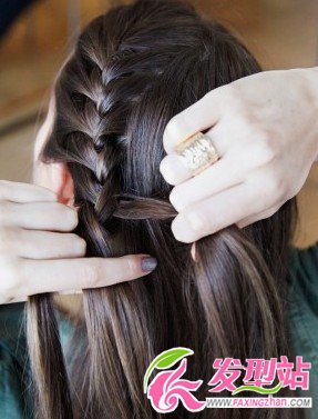 夏日清爽Y字發(fā)辮 簡單3步手把手教你編