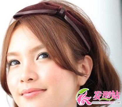 配上今夏流行的蝴蝶結(jié)發(fā)箍