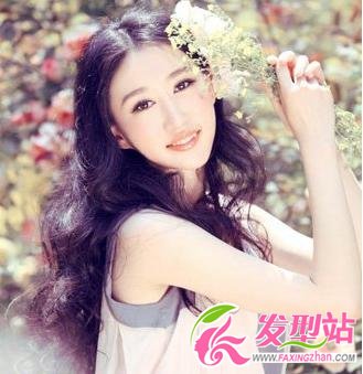 今夏卷發(fā) 盡顯淑女風