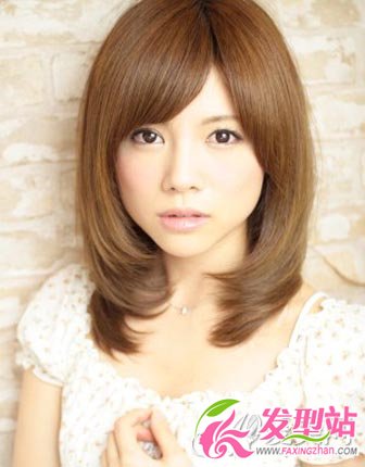 中發(fā)女生時尚直發(fā)發(fā)型 內(nèi)扣直發(fā)恬靜又流行