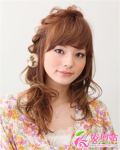 夏季甜美日系編發(fā)發(fā)型 打造夏日清新美女