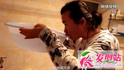 大連藍(lán)天霸狂飲20斤藍(lán)宏巖網(wǎng)絡(luò)拼酒視頻下酒菜洗手液 洗發(fā)膏 吞釘子 嚼刀片叫板12斤哥 6斤哥