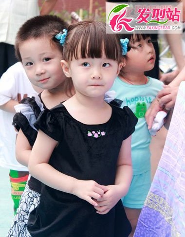 三歲小女孩的發(fā)型扎法 三歲小女孩短發(fā)發(fā)型綁扎方法圖解
