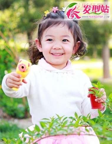 三歲小女孩的發(fā)型扎法 三歲小女孩短發(fā)發(fā)型綁扎方法圖解