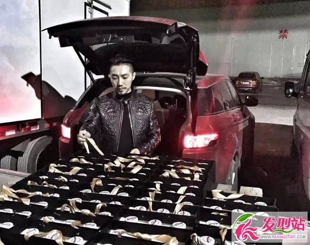 ▲1865創(chuàng)始人劉曉北分揀