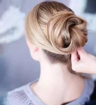 適合搭配羽絨服的發(fā)型 五款冬季發(fā)型教程步驟分享