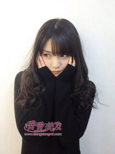 黑色中長(zhǎng)梨花卷發(fā)型圖 黑發(fā)頭發(fā)燙梨花