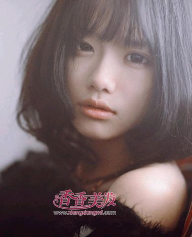 黑色中長(zhǎng)梨花卷發(fā)型圖 黑發(fā)頭發(fā)燙梨花