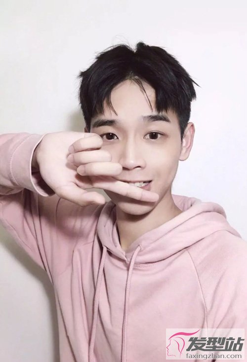 男生短發(fā)燙什么發(fā)型好看 帥酷雙氣質(zhì)的短卷發(fā)造型