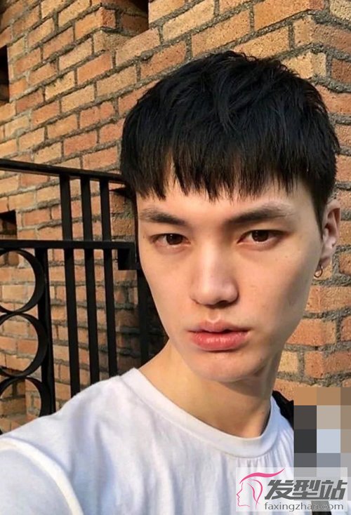 什么樣的短頭發(fā)顯臉小 男生卷燙短頭發(fā)造型
