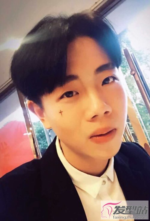 什么樣的短頭發(fā)顯臉小 男生卷燙短頭發(fā)造型