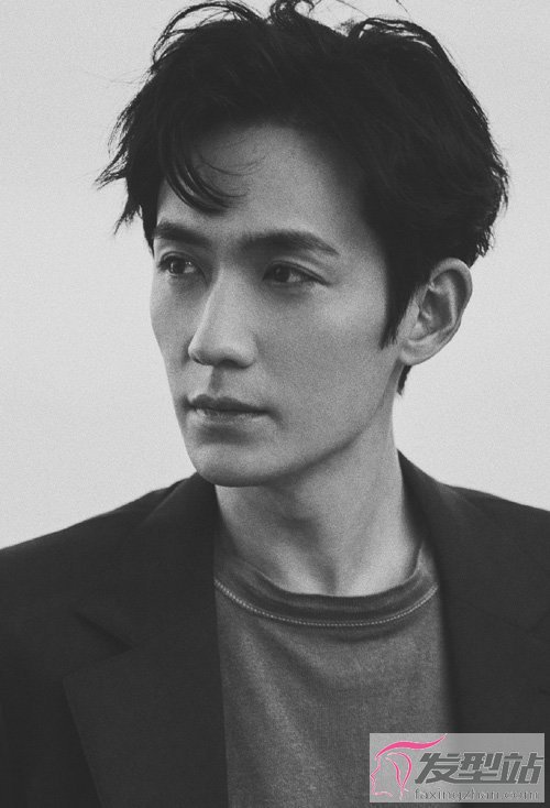 臉大男生燙什么發(fā)型好看 偏分卷發(fā)成為流行趨勢