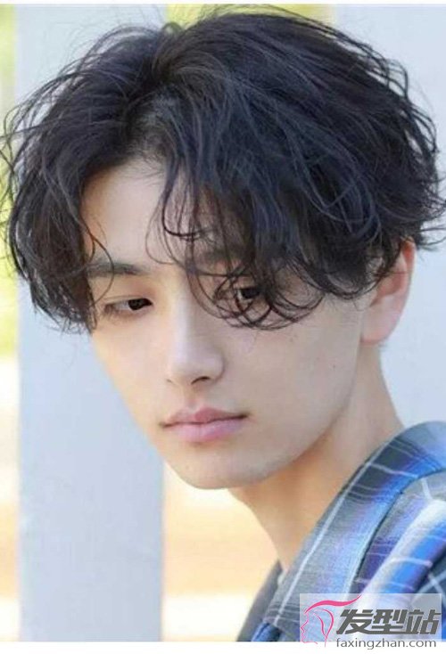 臉大男生燙什么發(fā)型好看 偏分卷發(fā)成為流行趨勢