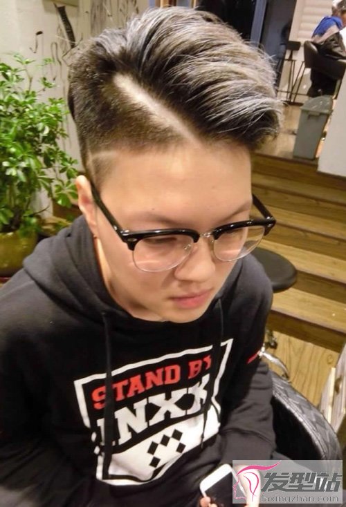 臉大男生燙什么發(fā)型好看 偏分卷發(fā)成為流行趨勢