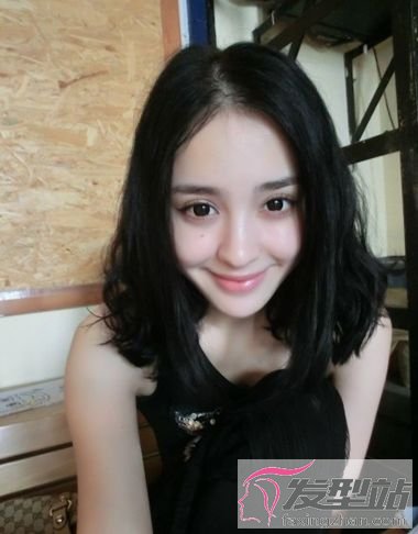 梨花燙黑色好看嗎 學(xué)生黑色梨花燙發(fā)型